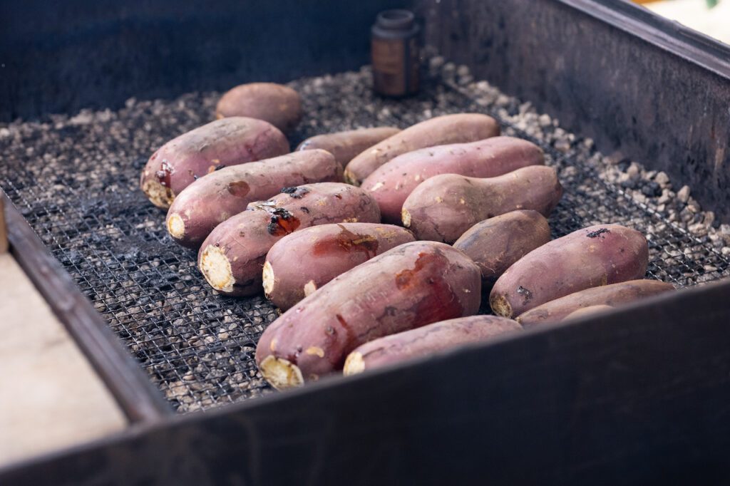 石の焼き床に並ぶ、熟成した紅はるか